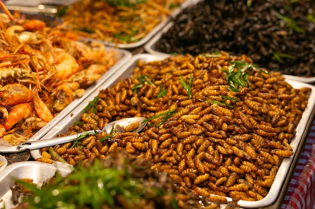 Cibo di strada di insetti fritti in Thailandia