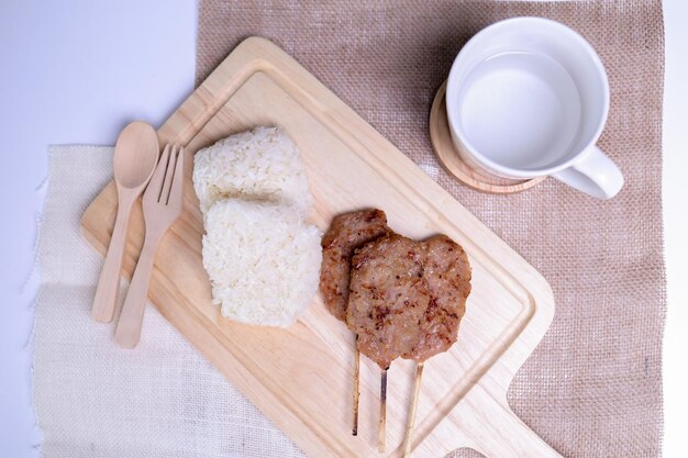 Cibo di strada tailandese Riso appiccicoso di maiale alla griglia