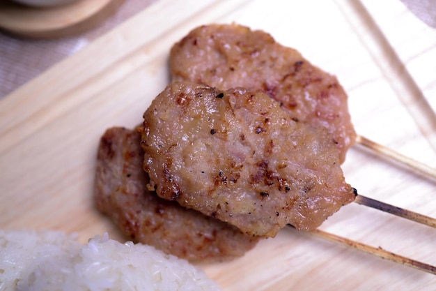 Cibo di strada tailandese Riso appiccicoso di maiale alla griglia