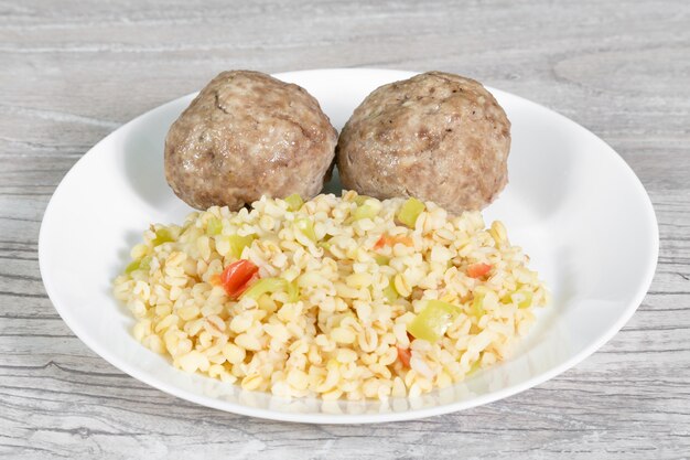 Cibo dietetico Cotolette di carne stufate con bulgur e verdure