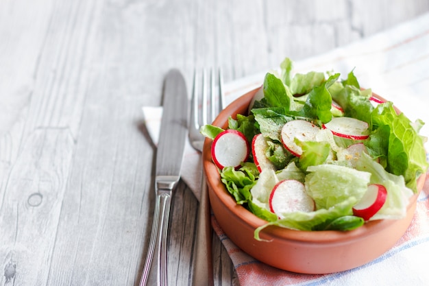 Cibo dietetico per il fitness Insalata di ravanello, lattuga e rucola