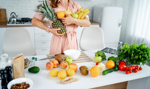 Cibo dietetico sano sul tavolo Donna che cucina con alimenti biologici freschi Pasto vegano