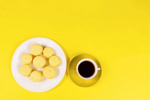 Cibo dolce e una tazza di caffè su sfondo giallo Cibo e bevande Copia spazio