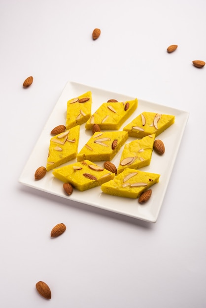 Cibo dolce indiano Badam Barfi noto anche come burfi dolce alle mandorle o Mithai, barfee