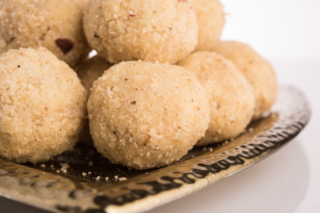 Cibo dolce indiano laddu di cocco o nariyal laddoo, messa a fuoco selettiva