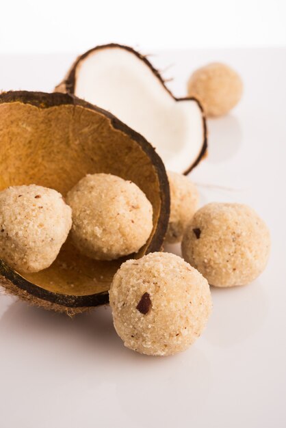 Cibo dolce indiano laddu di cocco o nariyal laddoo, messa a fuoco selettiva