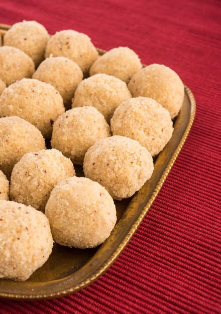 Cibo dolce indiano laddu di cocco o nariyal laddoo, messa a fuoco selettiva