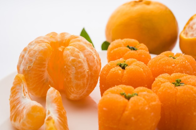 Cibo dolce indiano Orange Burfi o torta all'arancia o santra burfi in hindi, cibo preferito del festival dall'India centrale