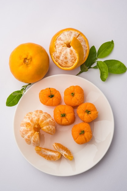 Cibo dolce indiano Orange Burfi o torta all'arancia o santra burfi in hindi, cibo preferito del festival dall'India centrale