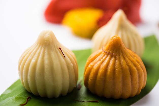 Cibo dolce Modak offerto mentre Ganapati pooja o Ganesh puja