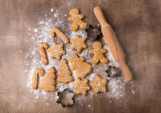 Cibo dolce natalizio Biscotti di pan di zenzero fatti in casa e utensili da cucina sul tavolo marrone