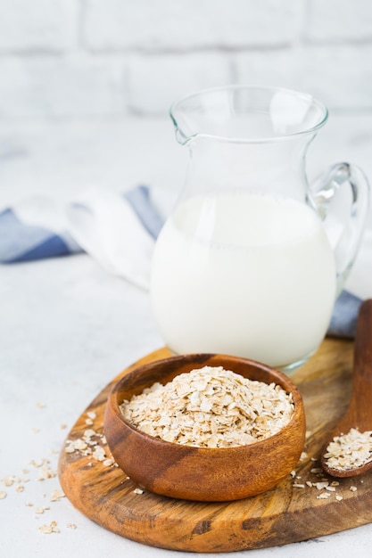 Cibo e bevande salute dieta e concetto di nutrizione Latte di avena vegano biologico fatto in casa non diario su un tavolo da cucina