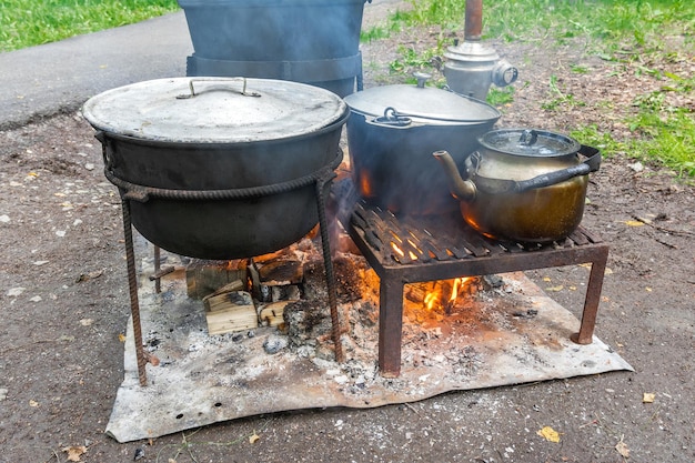 Cibo e tè vengono cotti sul fuoco nella griglia Il processo di cottura in assenza di alimentazione del gas