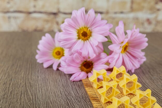 Cibo ebraico pasta per brodo, uno sfondo di fiori rosa