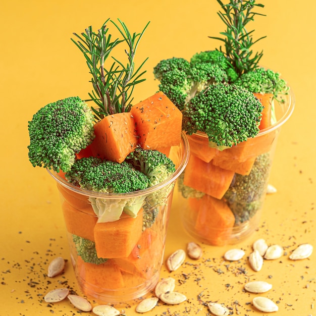 Cibo eccellente. broccoli e zucca pronti da cuocere. con spezie, rosmarino e semi di zucca.