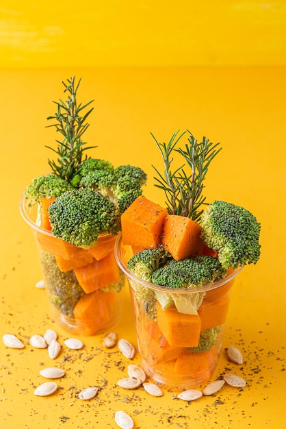 Cibo eccellente. broccoli e zucca pronti da cuocere. con spezie, rosmarino e semi di zucca.