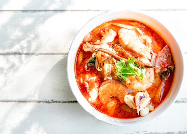 Cibo famoso in Thailandia Tom Yum Kung sul tavolo con spazio per le copie