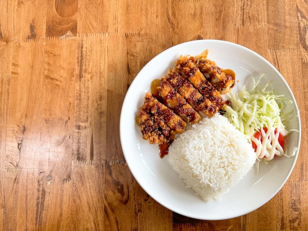 Cibo fatto in casa Cotoletta di maiale fritta e insalata di cavolo cappuccio grattugiato con salsa Riso tonkatsu