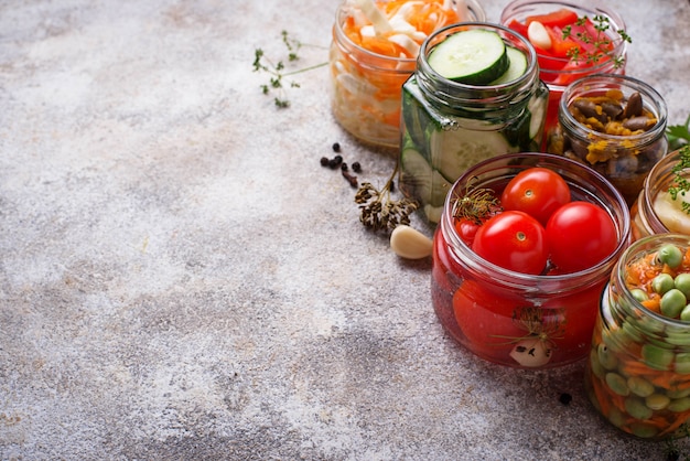 Cibo fermentato Conserve di ortaggi in barattoli