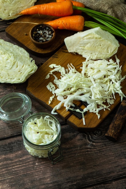 Cibo fermentato Preparare barattoli di crauti fatti in casa con e carota su un tavolo di legno rustico Copia spazio