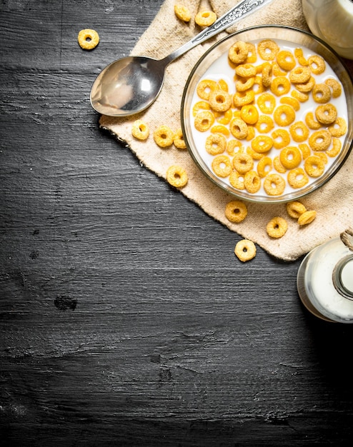 Cibo fitness. Cereali con latte in un piatto di vetro.