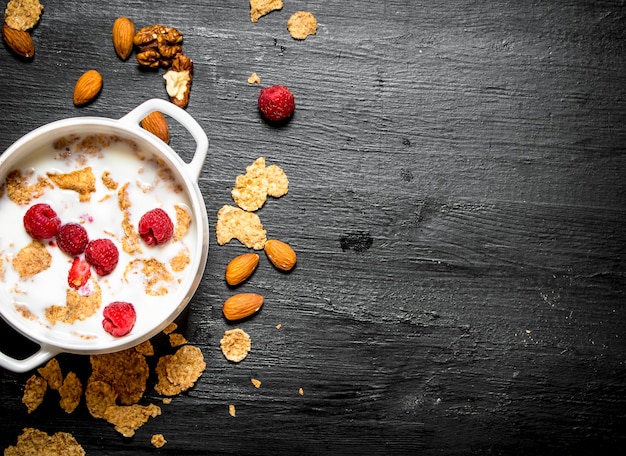 Cibo fitness. Cereali con noci e frutti di bosco.