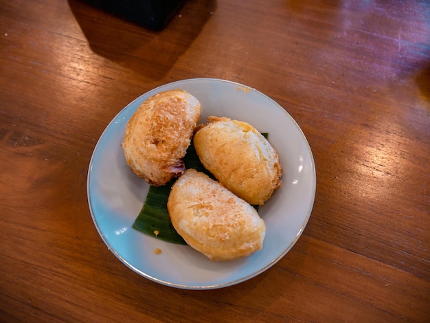 cibo fritto chiamato gethuk goreng su un piatto