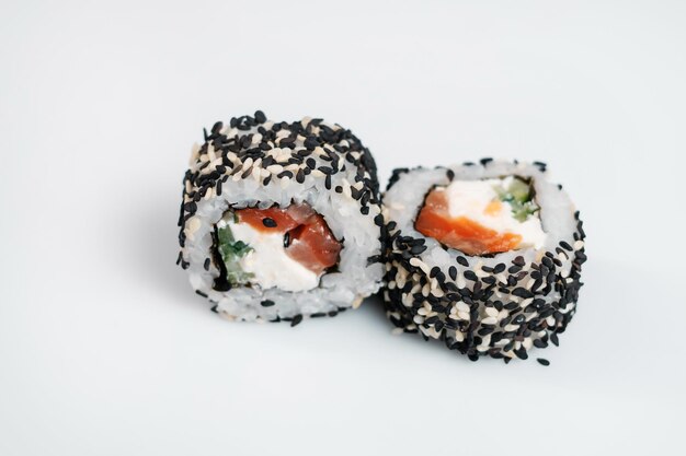 Cibo giapponese Deliziosi involtini di sushi su sfondo bianco