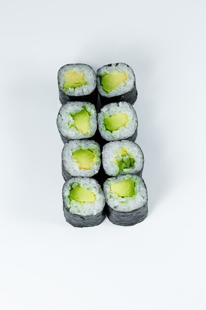 Cibo giapponese. Involtini con avocado maturo, riso fresco con verdure al nori. Involtini vegetariani