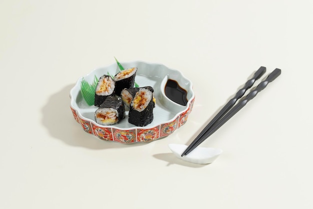 Cibo giapponese Mini Maki Sushi Piatto su crema da tavola servito con wasabi e salsa di soia