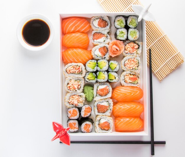 Cibo giapponese Nigiri sushi set, salmone, tonno e sushi di gamberetti, vista dall'alto