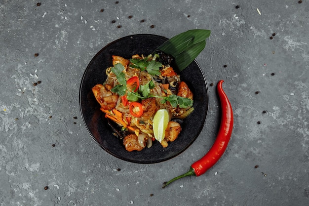 Cibo giapponese: pasta di vetro con pollo e verdure.