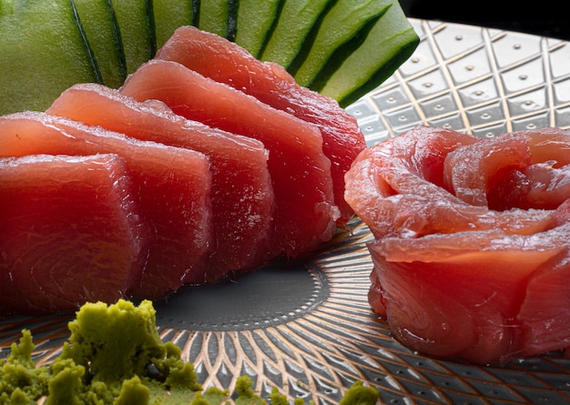 Cibo giapponese. Sashimi di tonno con wasabi servito in un piatto orientale.