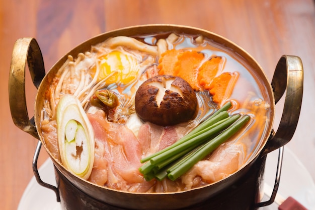 Cibo giapponese. Sukiyaki. Carne e verdure bollite in brodo.