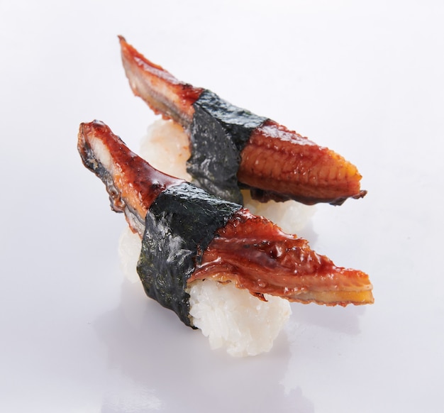 Cibo giapponese. sushi con frutti di mare su sfondo bianco