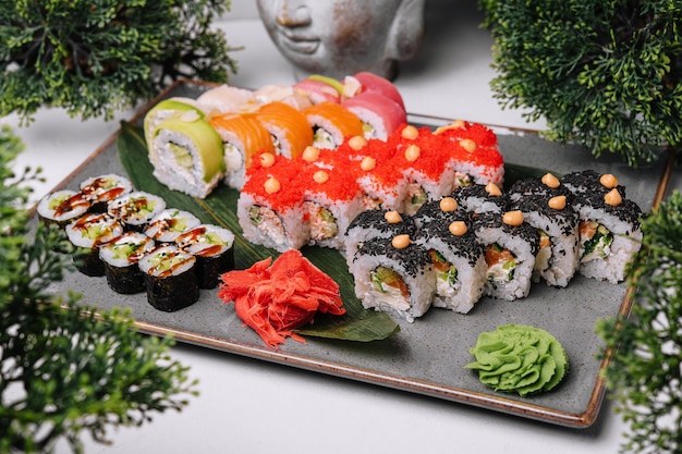 Cibo giapponese tradizionale sushi fresco sul piatto grande