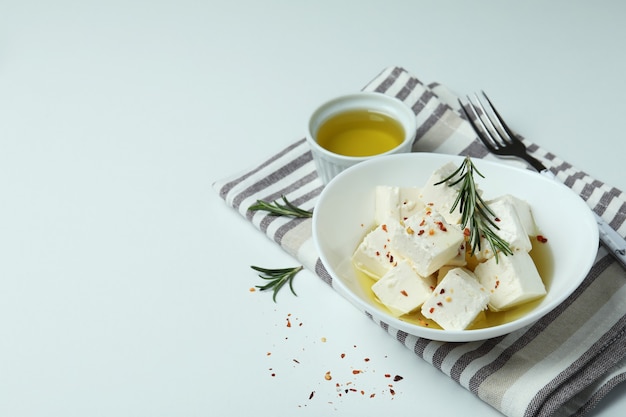 Cibo gustoso con formaggio feta sulla superficie bianca