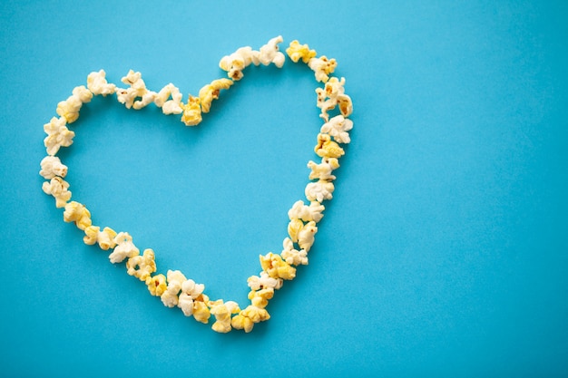 Cibo. Immagine delle forme di cuore da popcorn. Popcorn delizioso. Cinema