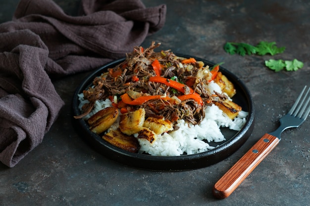 Cibo in America Latina. Ropa Vieja con platani fritti