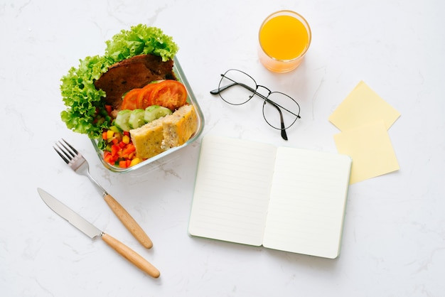 Cibo in ufficio. Pranzo sano per lavoro.