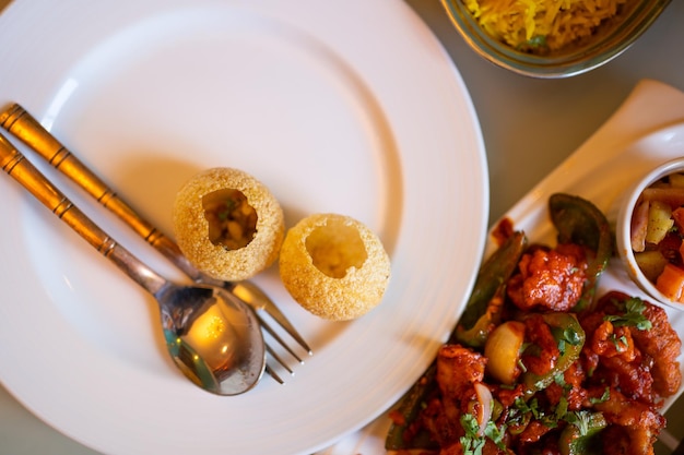 Cibo indiano Pollo al curry con burro Palak Paneer Chiken Tikka Biryani Curry di verdure Papad Dal Palak Sabji Jira Alu Riso con zafferano sul tavolo