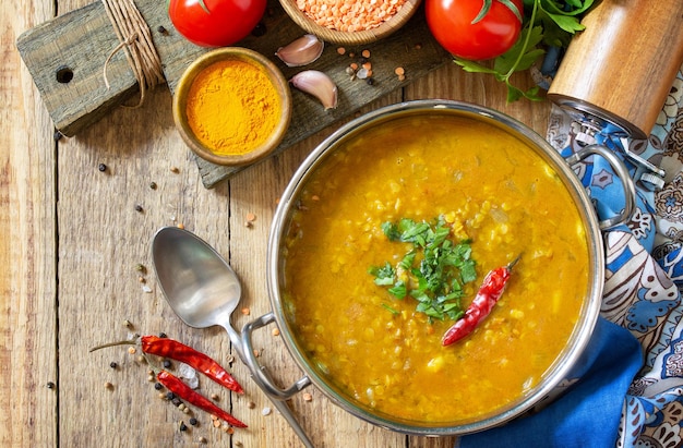 Cibo indiano un vero piatto indiano Zuppa di purea di lenticchie piccante tradizionale indiana con erbe Vista dall'alto