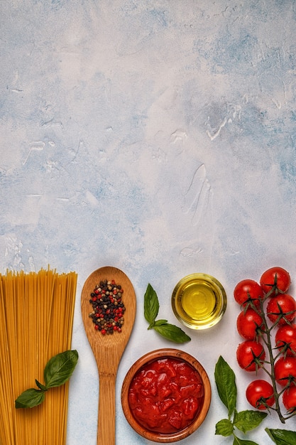 Cibo italiano con pasta, spezie e verdure