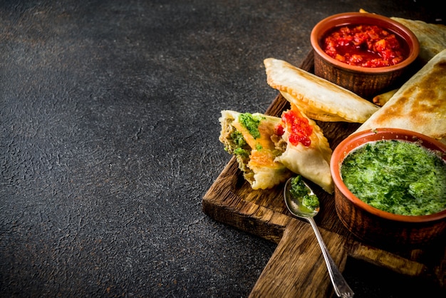 Cibo latino americano, messicano, cileno. Empanadas di pasticceria tradizionale al forno con carne di manzo, due salse piccanti