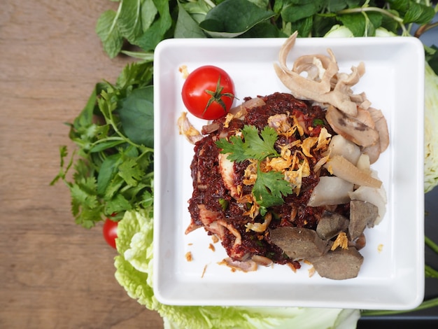 Cibo locale del nord in Thailandia, insalata di maiale crudo.