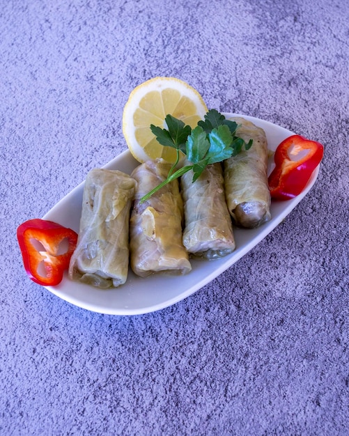 Cibo mediorientale o arabo e varie mezze di cavolo ripieno lahana dolmasi