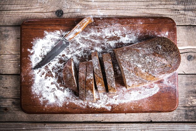 Cibo. pane di segale a fette su un tavolo di legno. Farina di pane