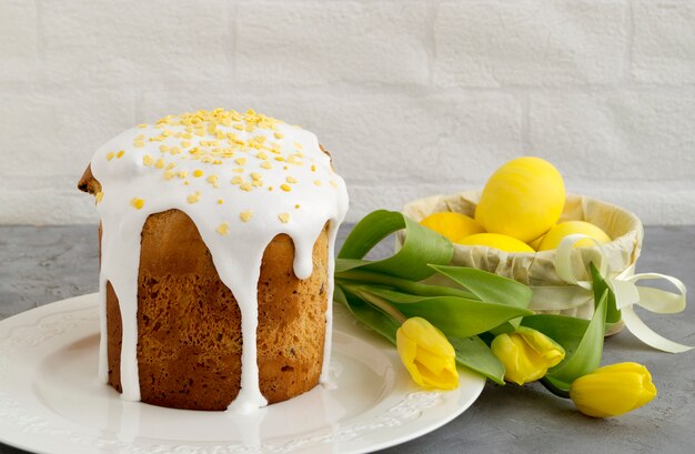 Cibo pasquale. Torte pasquali e uova dipinte.