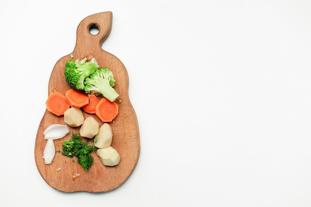 Cibo per bambini bambino bambino, preparare il pranzo per la cena con verdure fresche e sane su tagliere di legno su sfondo bianco copia spazio piatto disteso piatto.