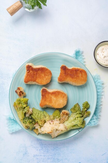 Cibo per bambini crocchette a forma di pesce con verdure